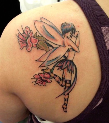 Įdomus angelų tatuiruotės dizainas mergaitėms