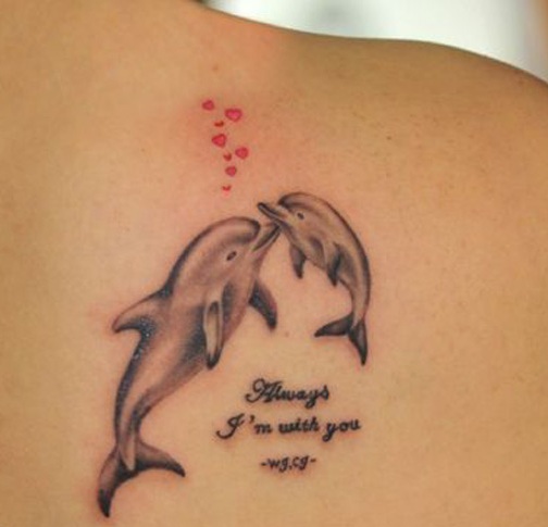 Žuvies poros tatuiruotė ant merginų nugaros