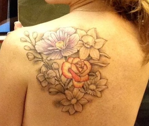 Gėlių tatuiruotės dizainas spalvomis