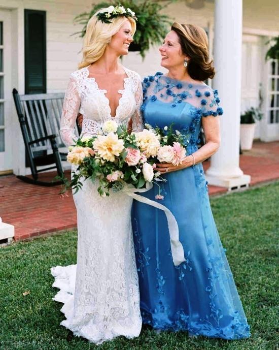 55 γιορτινά νυφικά για μητέρες της νύφης και σημαντικές συμβουλές μπλε φόρεμα με λουλουδάτα στοιχεία