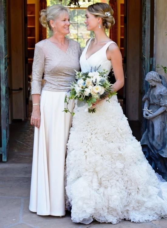 55 γιορτινά νυφικά για τις μητέρες της νύφης και σημαντικές συμβουλές λευκό γκρι φόρεμα για τη μητέρα σε δύο κομμάτια