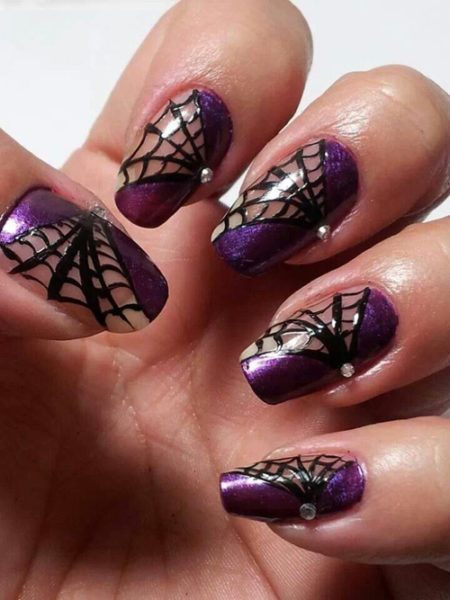 Ortadan Bir Çivi Örümcek Nail Art