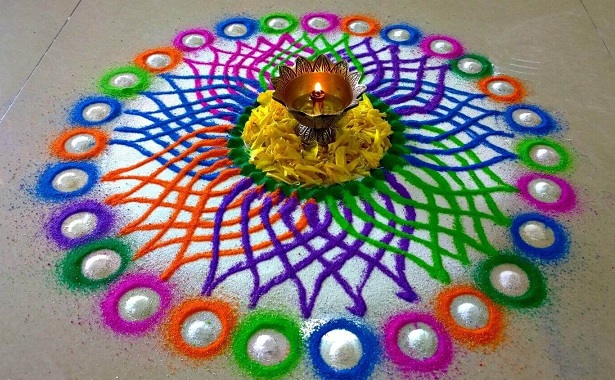 „Rangoli“ dizainas su spalvomis ant grindų