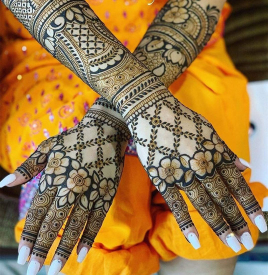 Patrauklūs vestuviniai „Mehendi“ dizainai su gėlių motyvais