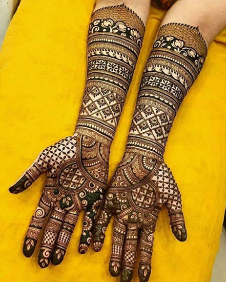 Simetriškos „Mehndi“ dizaino vestuvių rankos