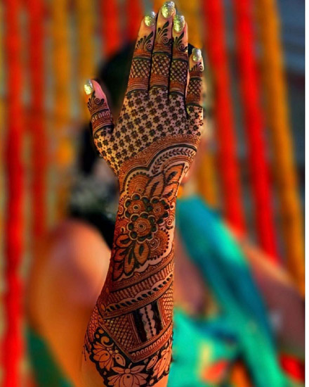Naujausi „Lotus Motif“ nuotakos „Mehndi“ dizainai