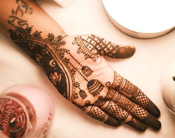 Keistas ir supaprastintas „Mehendi“ dizainas