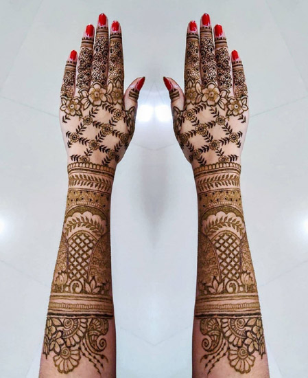 Nuotakos Mehendi dizainas su lapuotais gamtos motyvais