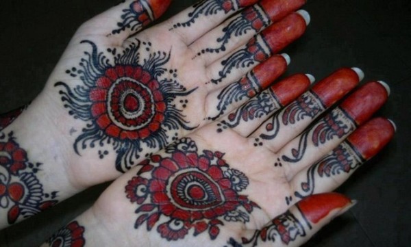 Juodas Mehndi nuotakoms rankoms