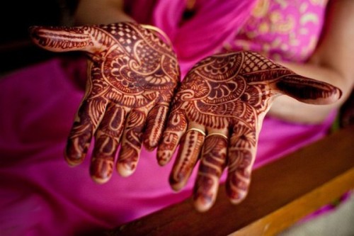 Tamsiai rudos spalvos Mehndi dizainas