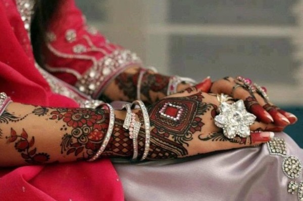 Maroon Bridal Mehandi vestuvėms