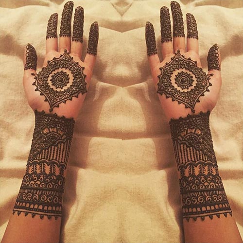 Kreivas Mehndi dizainas riešams