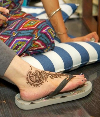 Brownas Mehndi už pėdas