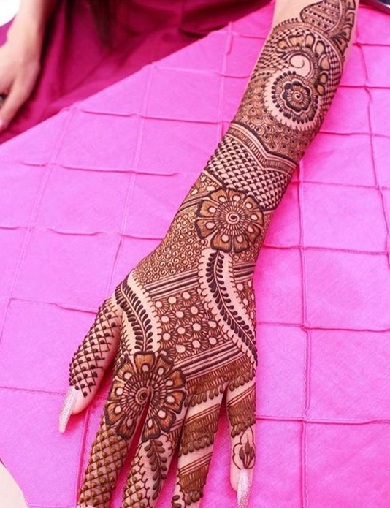 Ištemptas gėlių Mehndi dizainas