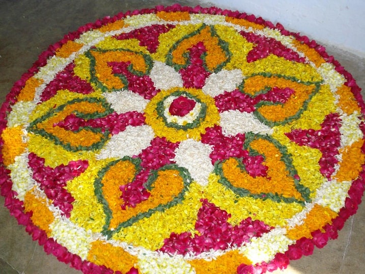 Kolam Rangoli su gėlėmis