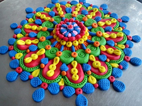 „Rangoli“ dizainas su moliu