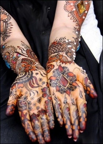 Vestuvių spalvos Mehandi dizainas visoms rankoms