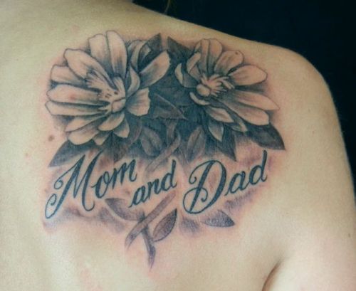 Gėlių dekoratyvinis mamos ir tėčio tatuiruotės dizainas