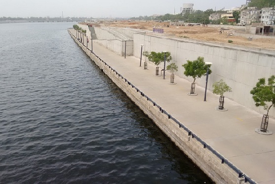 parklar-in-ahmedabad-sabarmati-nehir-önü