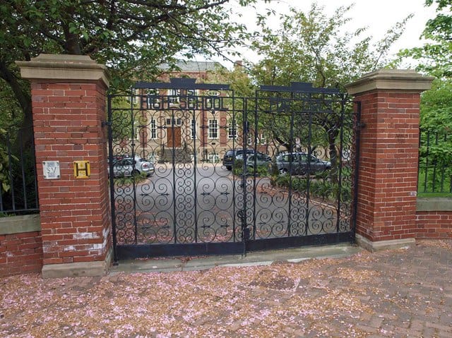 Mokyklos pagrindinių vartų dizainas