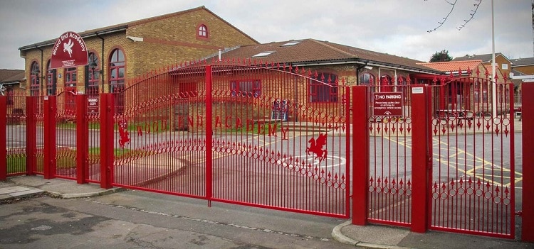 Mokyklos tvoros vartai