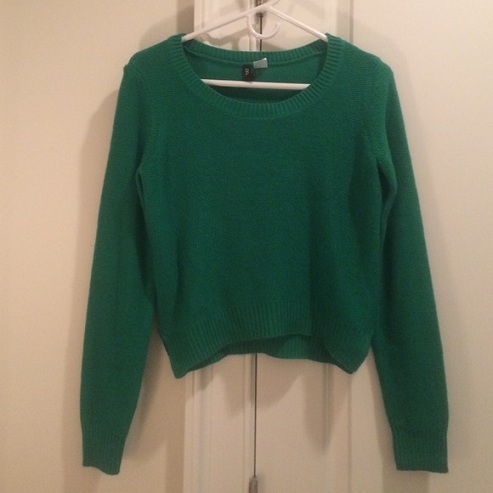 Apkarpytas žalias megztinis