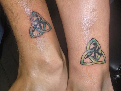 Merkezi Harfli Trinity Tattoo