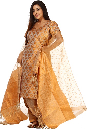 „Kora Silk Gold Salwar“ kostiumas