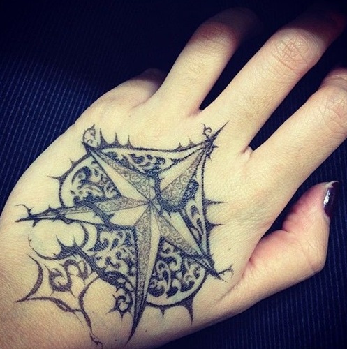 Kastuvas su žvaigždės dizaino tatuiruote
