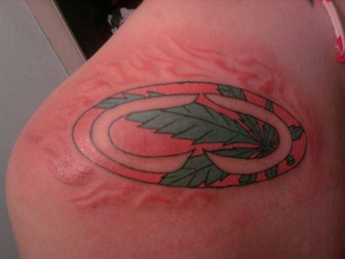 Raudonos ir žalios kastuvės tatuiruotės dizainas