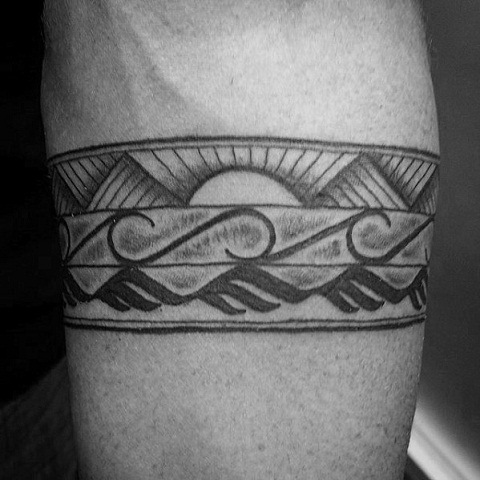 Kara yüzeyi doğa tribal kol bandı dövmesi