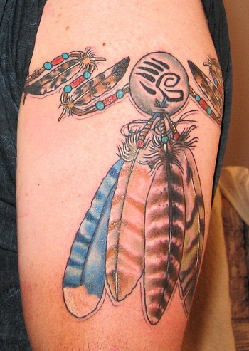 Amerikan Tribal tüy kol bandı dövmesi