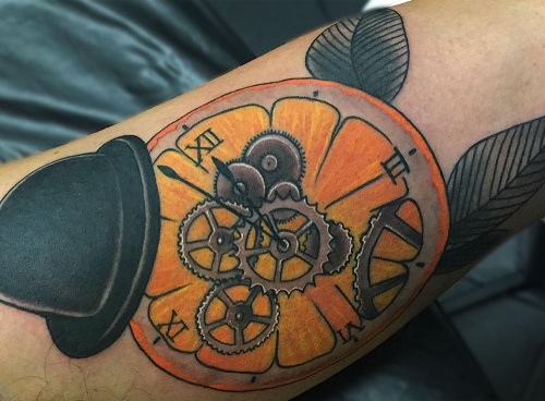 Laikrodžio spalvos oranžinės tatuiruotės dizainas
