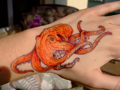 Aštuonkojų oranžinės tatuiruotės dizainas
