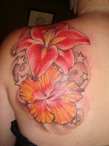 Oranžinės hibisko gėlių tatuiruotės dizainas