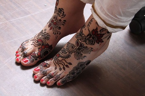 Akmens Mehndi dizainas kojoms