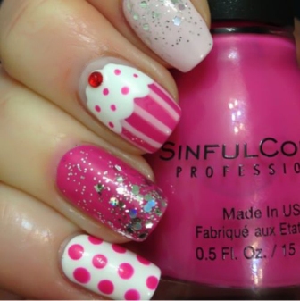 „Glitter Glam Cupcake“ nagų dailės dizainas