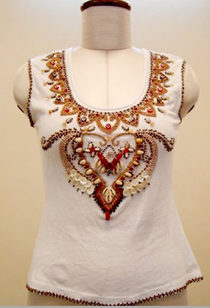 Tradiciniai siuvinėjimo marškinėliai moterims