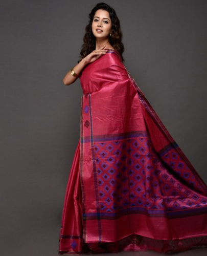 3. „Kosa Sarees“-rožinė „Kosa Silk Saree“ su geometriniu dizainu 3