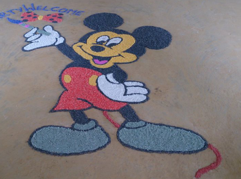 Mickey Mouse Rangoli, pagamintas iš kristalų miltelių