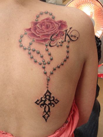 Įspūdingas rožinio karoliukų tatuiruotės dizainas