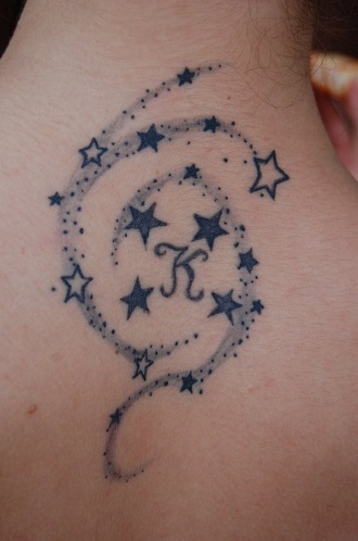 Šaudančių žvaigždžių spiečiaus tatuiruotė