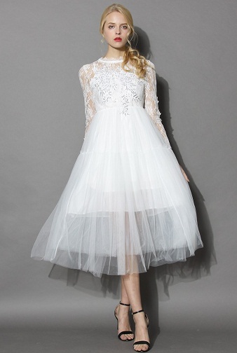 Balta nėrinių tiulio suknelė