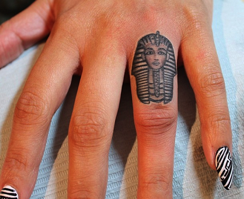 Küçük parmak Siyah mürekkep King Tut dövme tasarımı