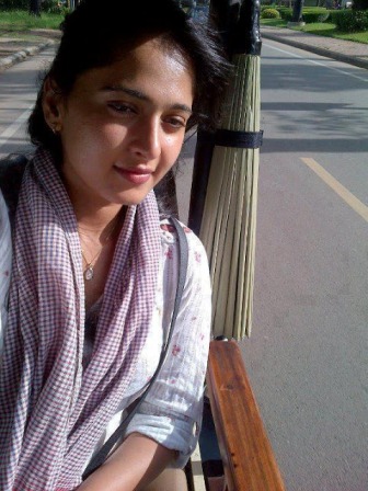 anushka poz
