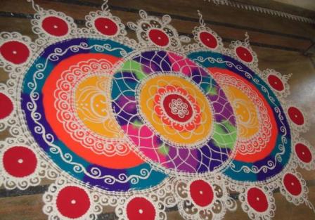 Parlak Renklerle Büyük Rangoli