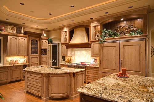Klasikinis virtuvės dizainas su mediniais rudais baldais