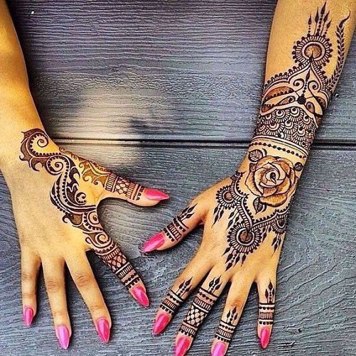 Skirtingas tatuiruotės modelis Navratri Mehandi abiem rankoms