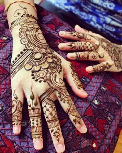 Drąsus geometrinis Mehndi modelis Navratri festivaliui