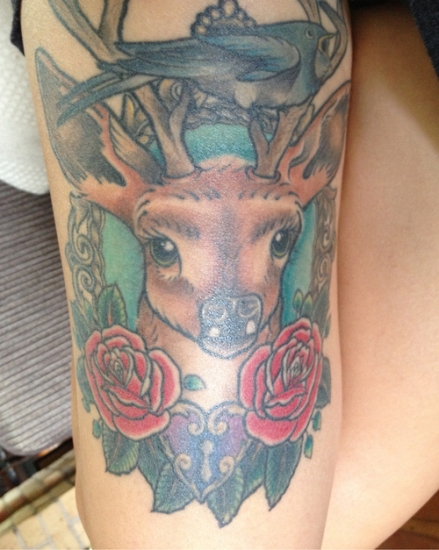 Rožės ir mielas elnių tatuiruotės dizainas